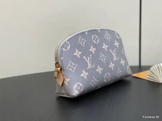 First bag Louis Cosmétique Pochette Vuitton PM 0617